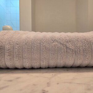 Premium Cotton Bath Towel, Lightweight and Highly Absorbent, Quick Drying Towel